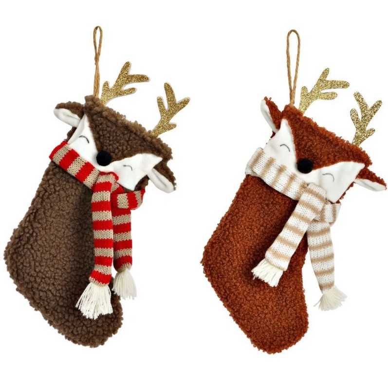 Calza della Befana a forma di renna bouclé con sciarpa in 2 varianti di colore: marrone scuro e marrone chiaro, con occhiello per essere appesa